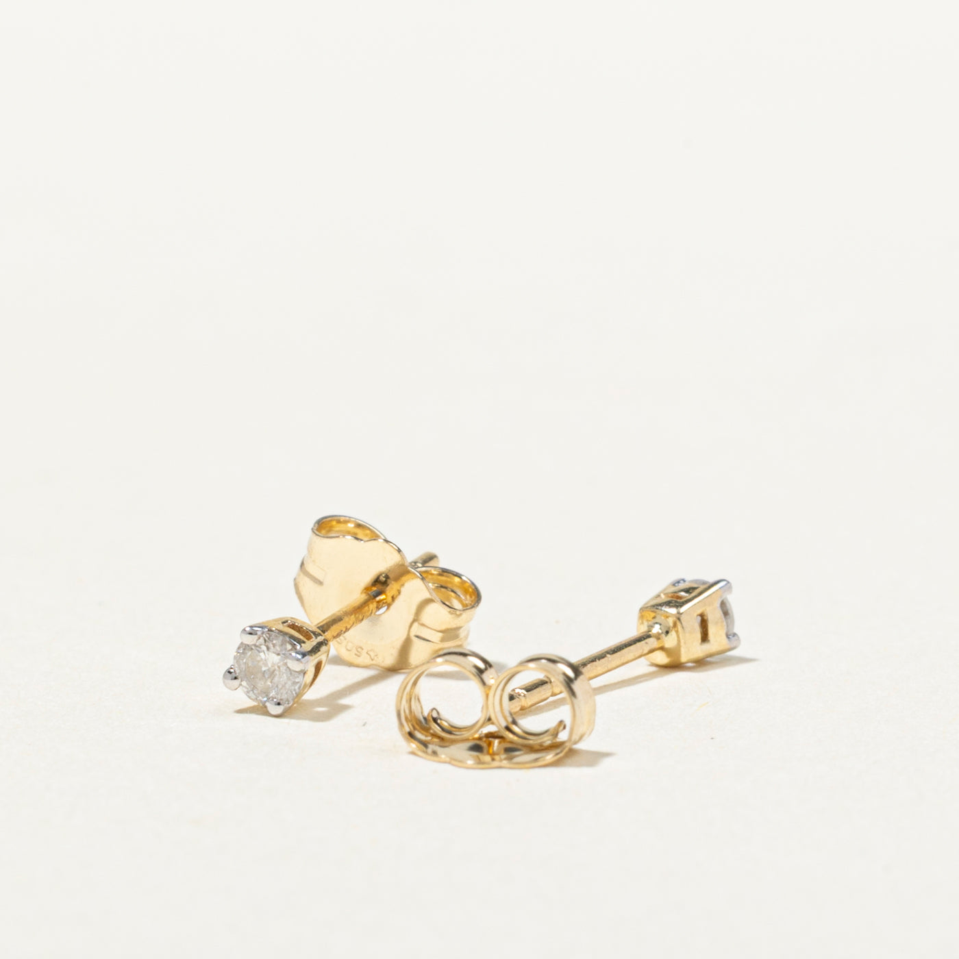 Boucles d'oreilles puces en or 14 carats serties de diamants | 0,10 ct au total