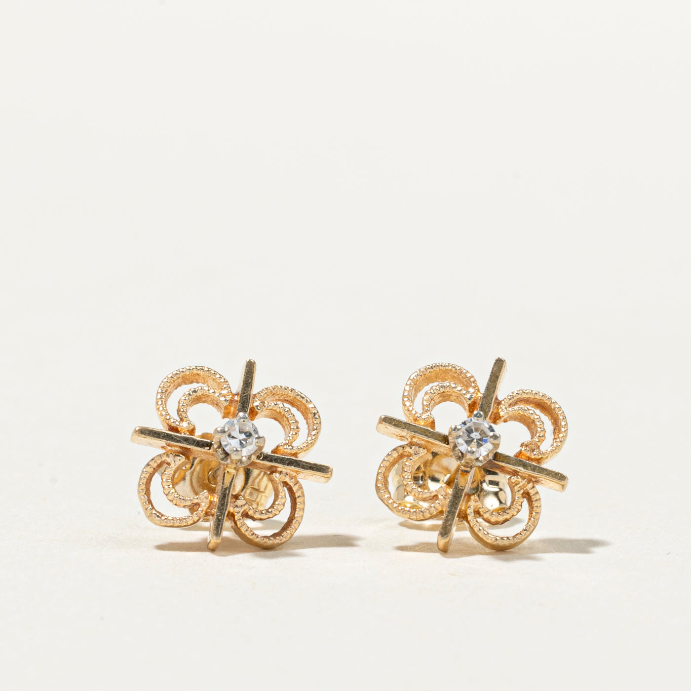 Boucles d'oreilles puces géométriques en or 14 carats serties de diamants (0,06 ct) | 0,06 ct