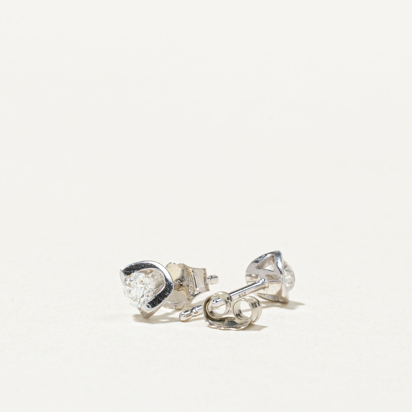 Boucles d'oreilles puces en or 14 carats serties de diamants sous tension | 0,14 ct