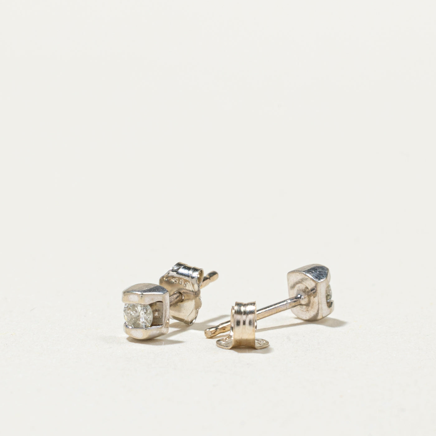 Boucles d'oreilles puces en or 14 carats serties de diamants | 0,10 ct au total