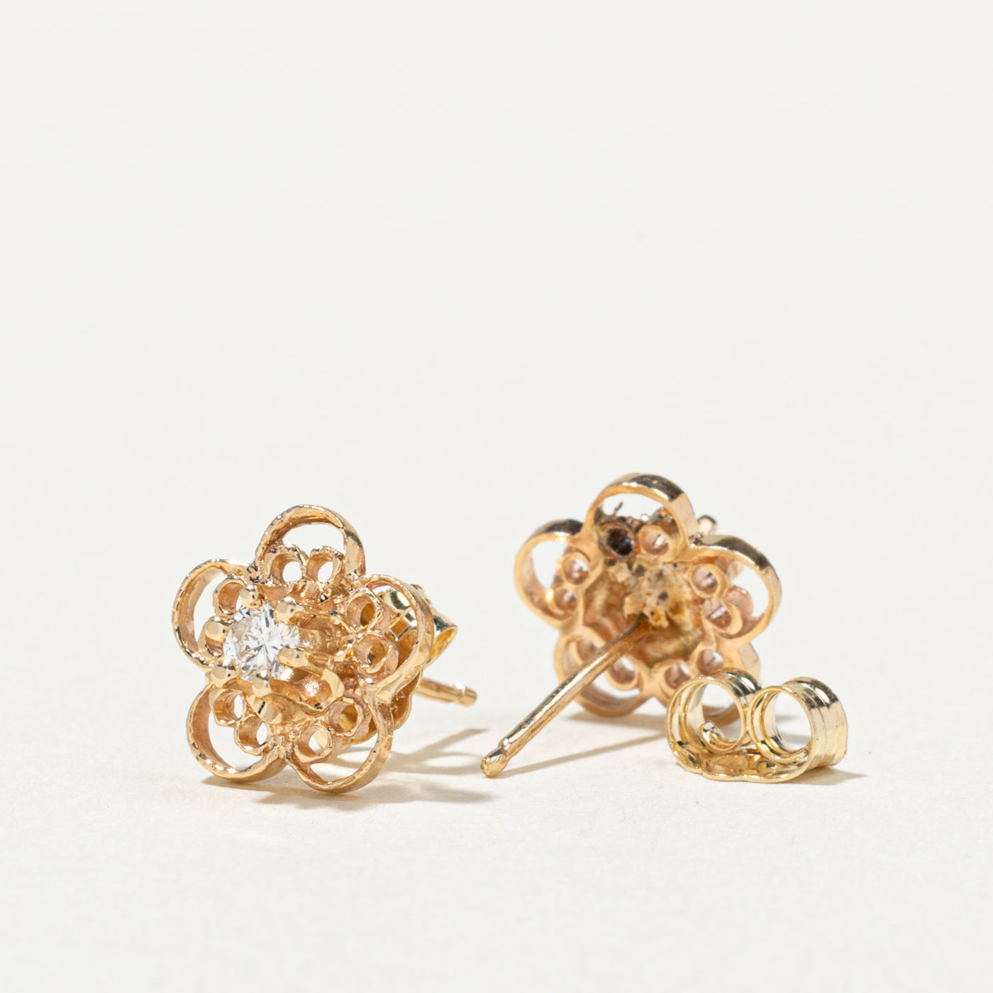 Boucles d'oreilles puces ajourées en forme de fleur, serties de diamants 14 carats | 0,11 ct au total