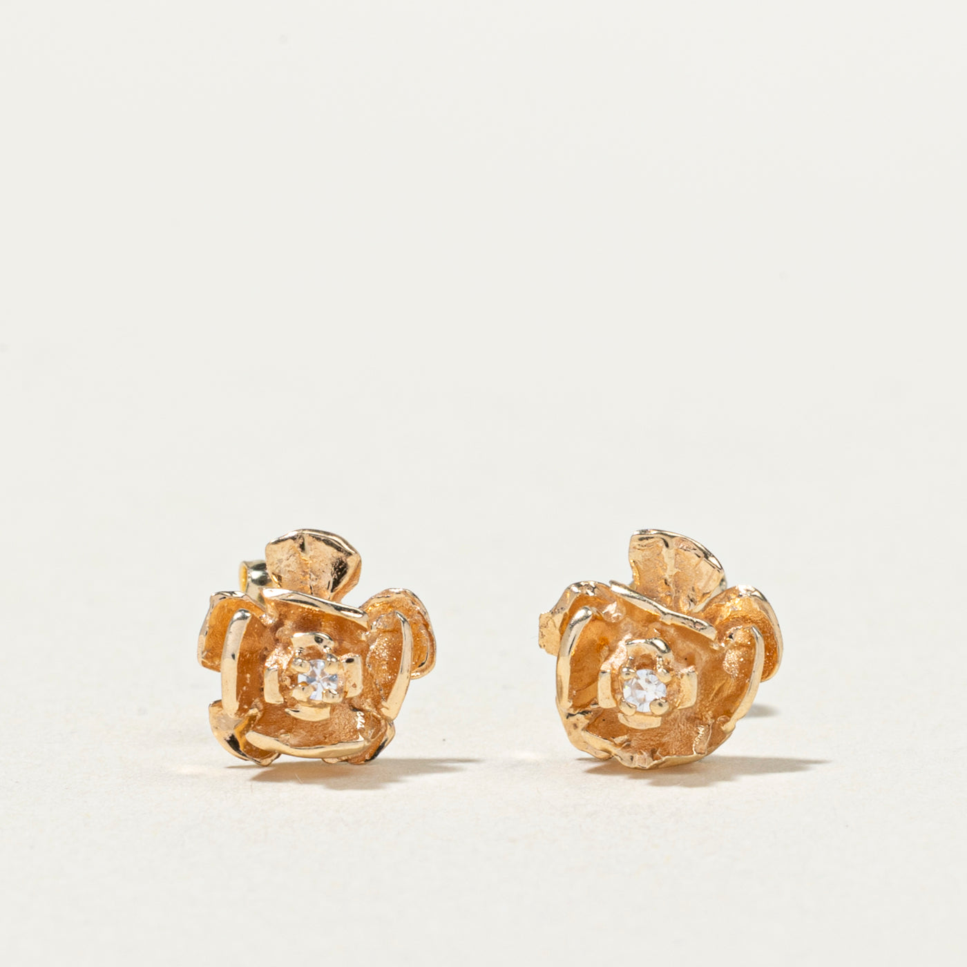 Boucles d'oreilles puces en forme de fleur serties de diamants 14 carats | 0,02 ct au total