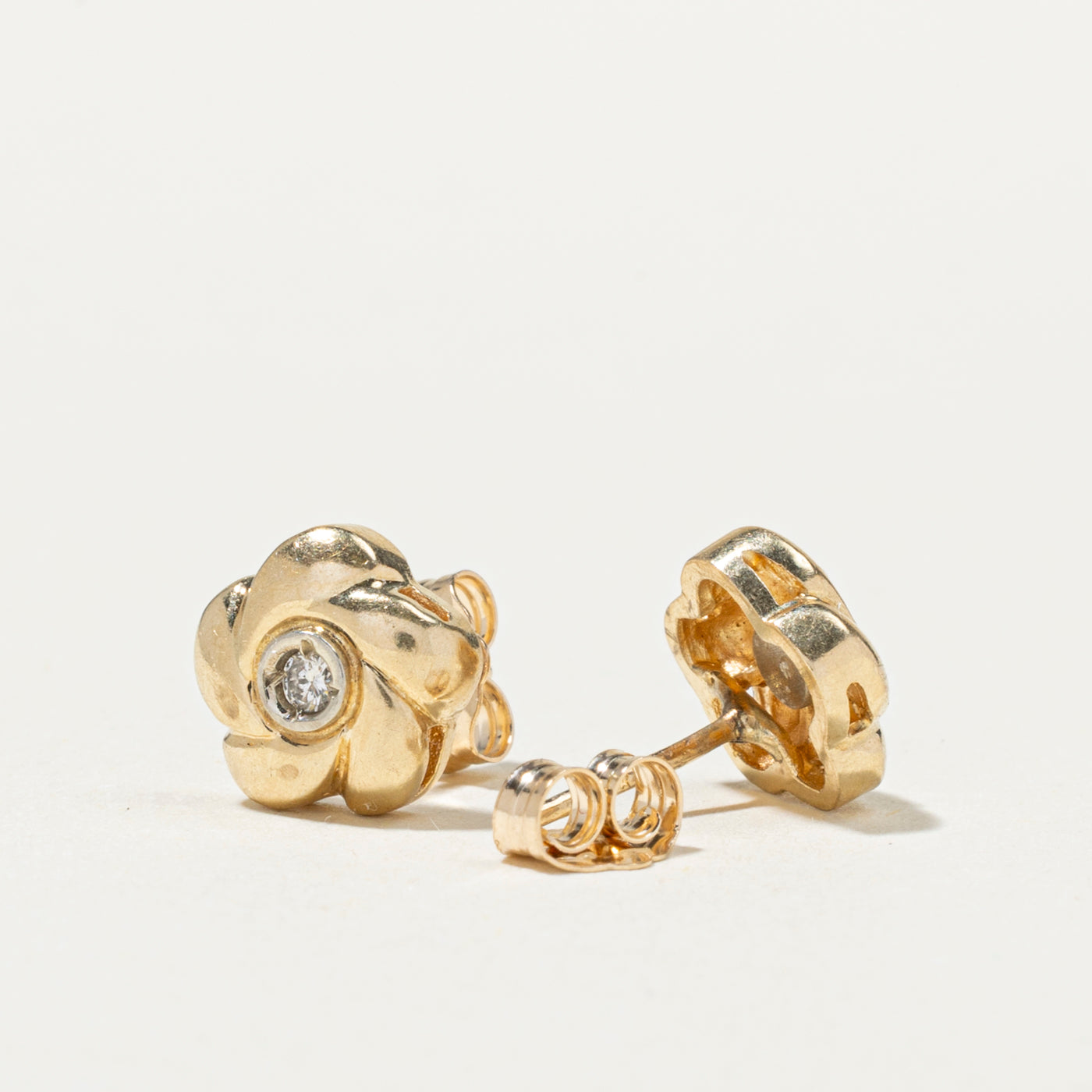 Boucles d'oreilles puces en forme de fleur serties de diamants 10 carats | 0,04 ct au total