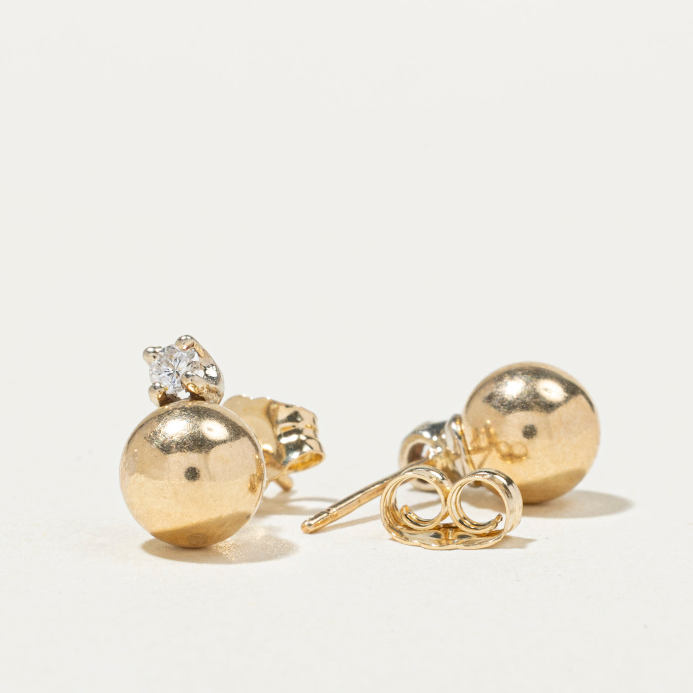 Boucles d'oreilles puces sphériques en or 14 carats serties de diamants | 0,09 ct