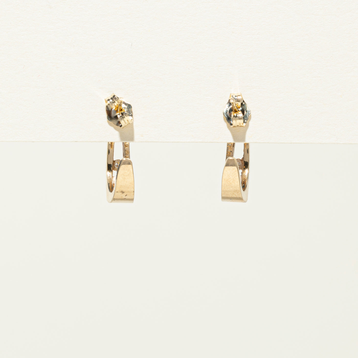 Boucles d'oreilles demi-huggie biseautées en or 14 carats serties de diamants | 0,04 ct au total