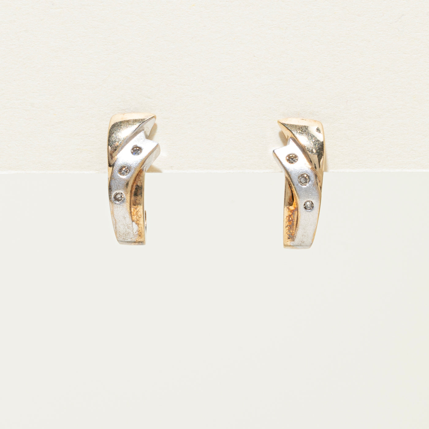 Boucles d'oreilles demi-huggie en or bicolore 10 carats et diamants | 0,05 ct au total