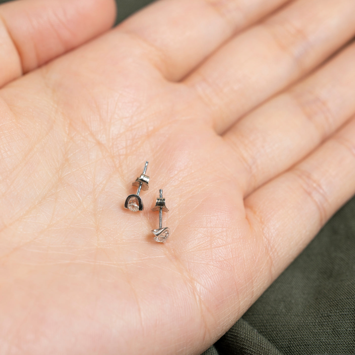 Boucles d'oreilles puces en or 14 carats serties de diamants sous tension | 0,14 ct