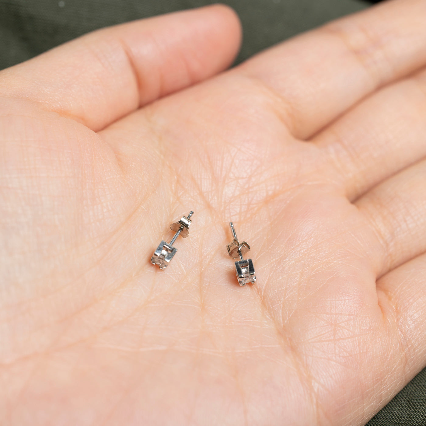 Boucles d'oreilles puces en or 14 carats serties de diamants taille princesse | 0,14 ct