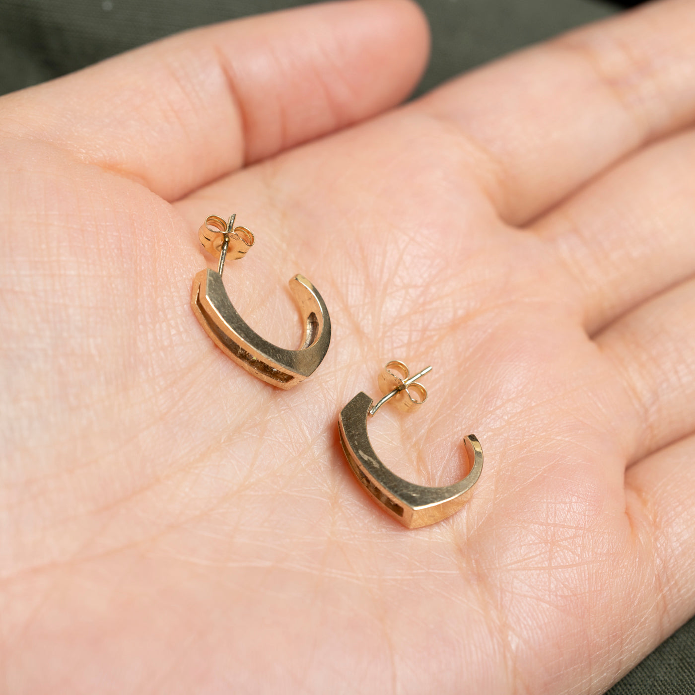 Boucles d'oreilles demi-huggie biseautées en or 14 carats serties de diamants | 0,04 ct au total