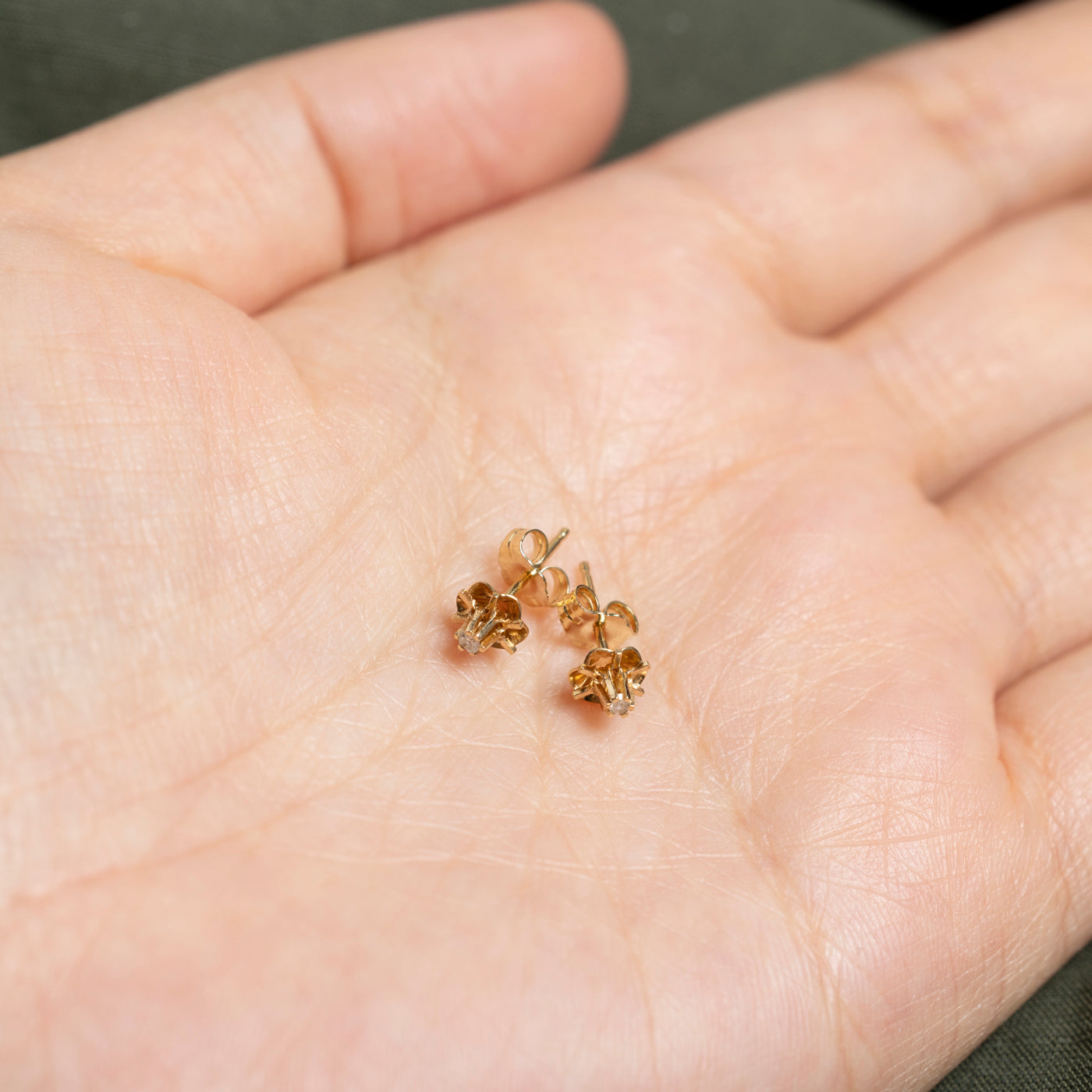 Boucles d'oreilles puces florales en or 14 carats serties de diamants Belcher | 0,03 ct