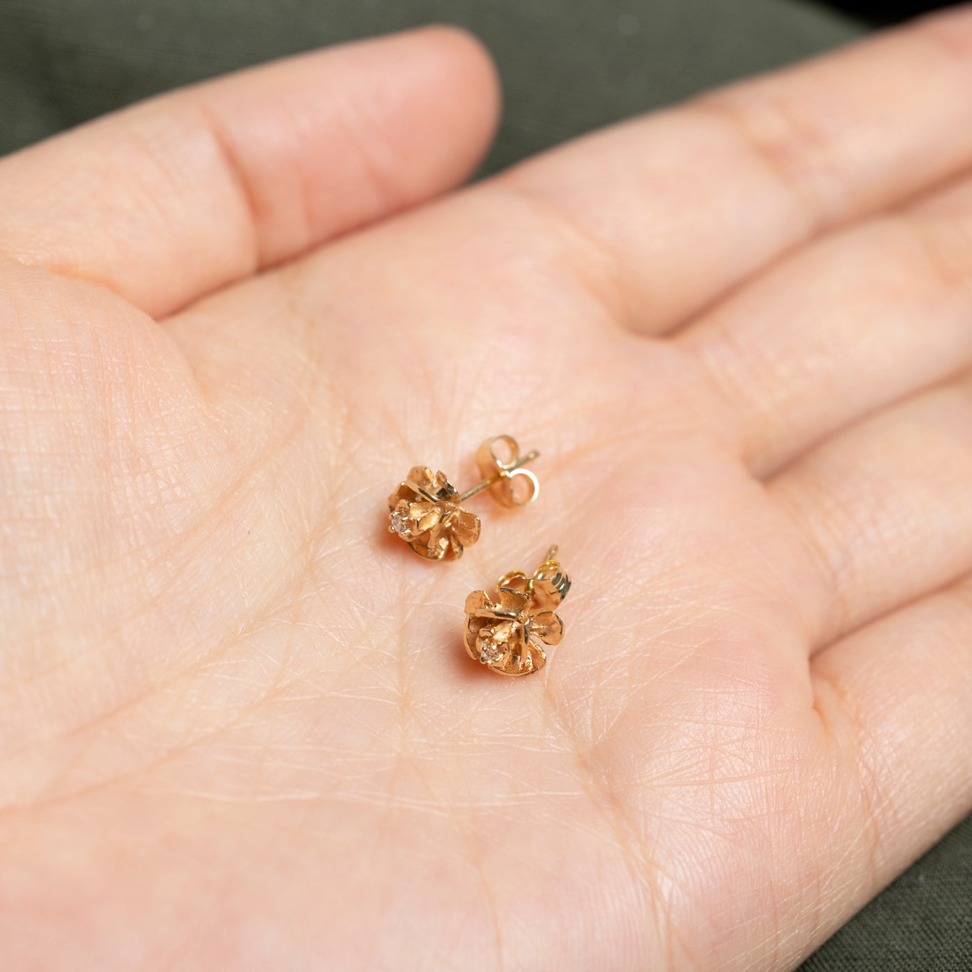 Boucles d'oreilles puces en forme de fleur serties de diamants 14 carats | 0,02 ct au total