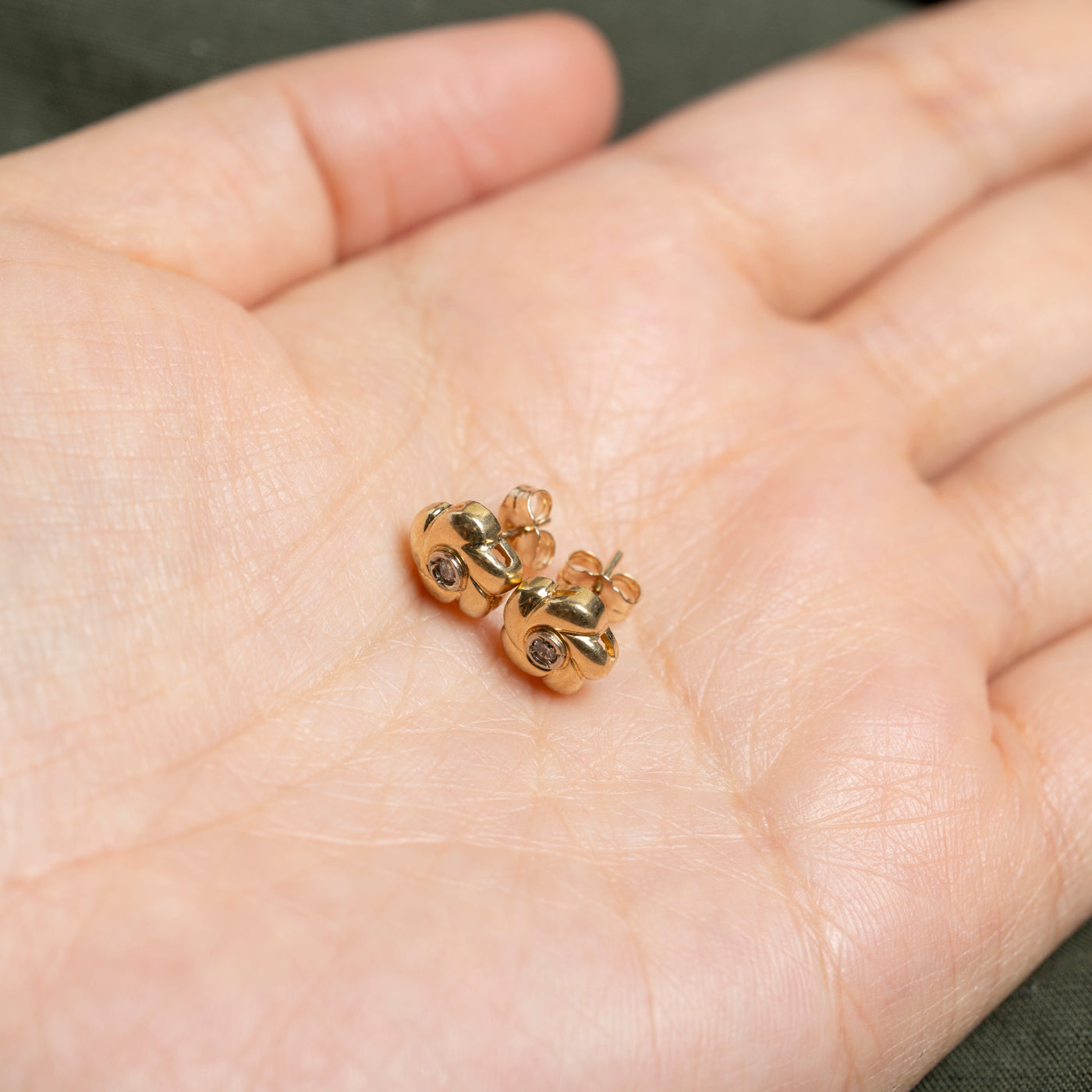 Boucles d'oreilles puces en forme de fleur serties de diamants 10 carats | 0,04 ct au total