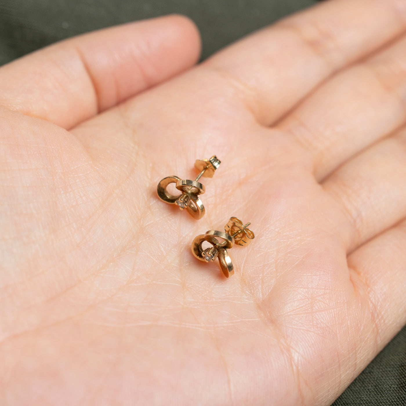 Boucles d'oreilles puces florales en or 14 carats serties de diamants | 0,05 ct au total