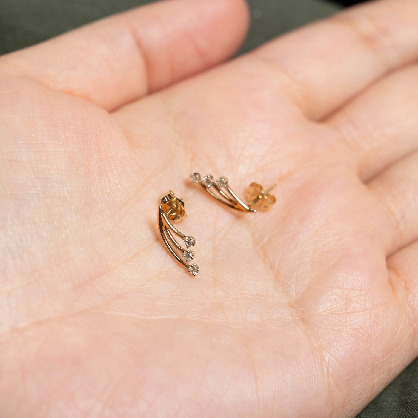 Boucles d'oreilles puces incurvées en or 14 carats serties de diamants | 0,10 ct au total