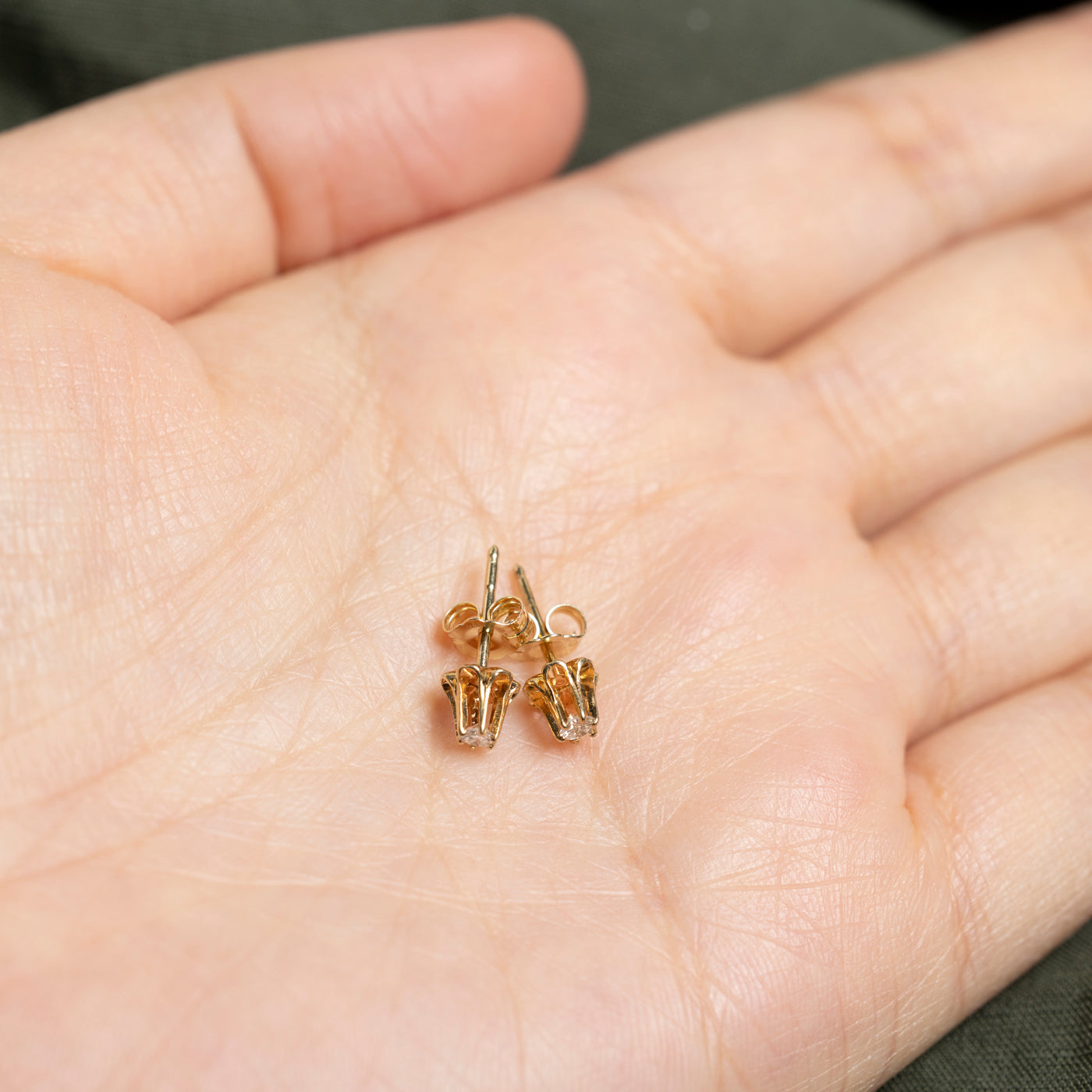 Boucles d'oreilles puces en or 14 carats serties de diamants Belcher | 0,11 ct au total