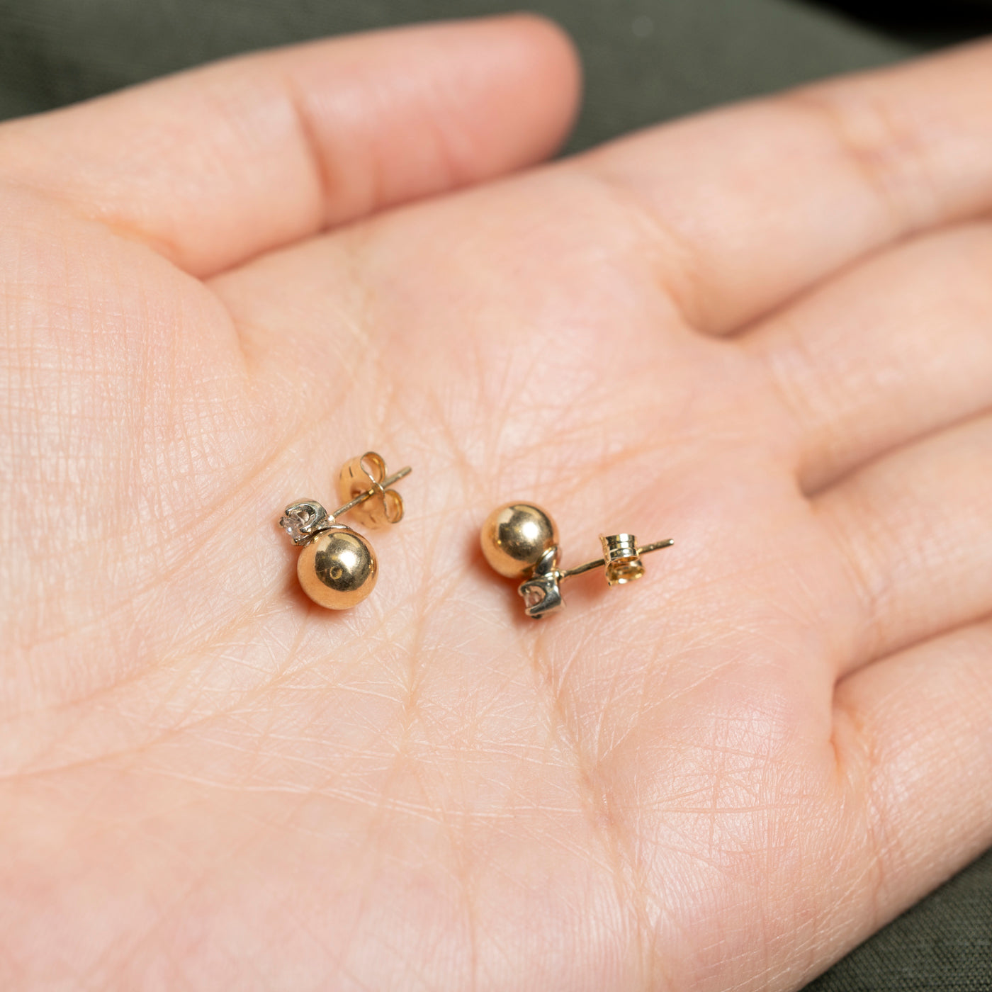 Boucles d'oreilles puces sphériques en or 14 carats serties de diamants | 0,09 ct