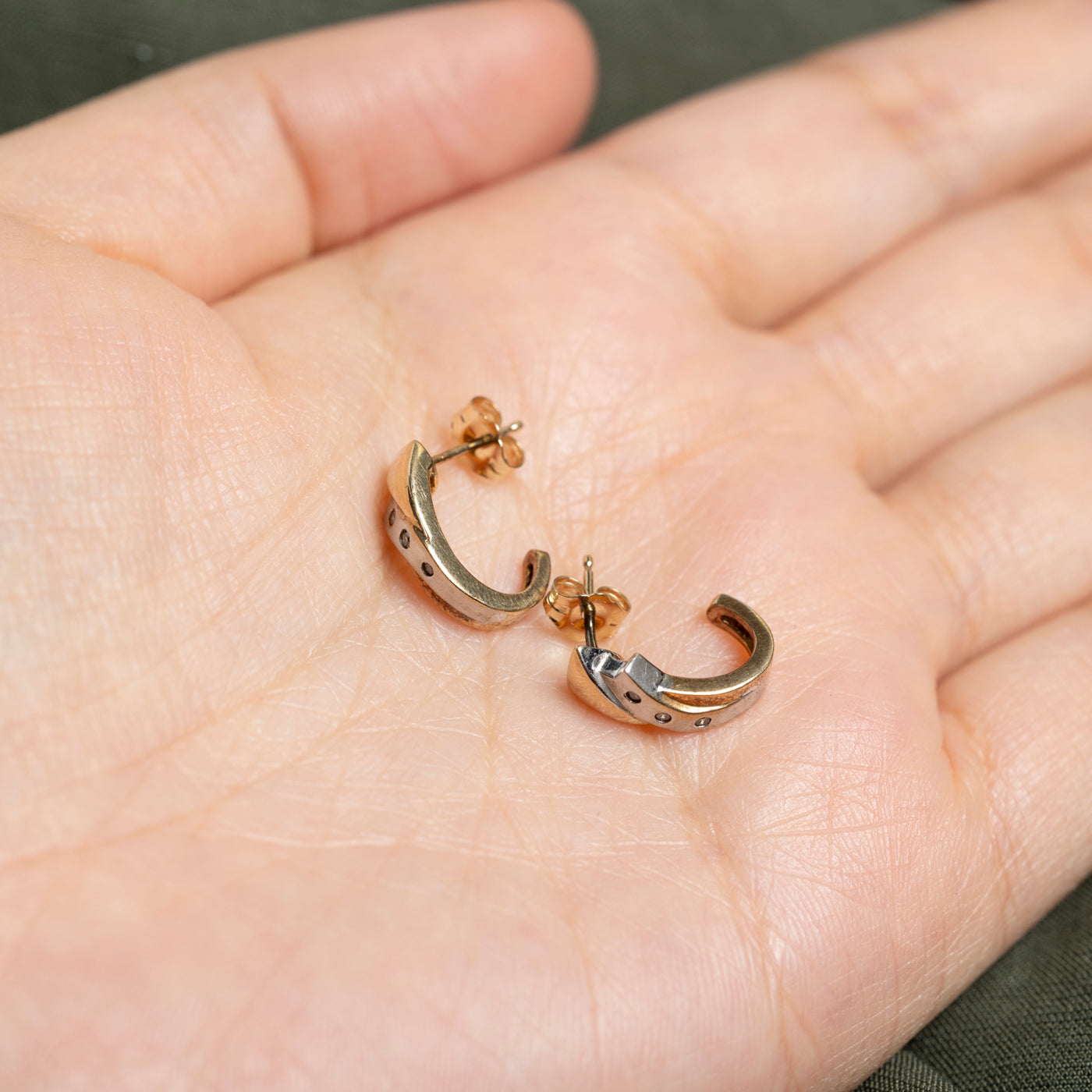 Boucles d'oreilles demi-huggie en or bicolore 10 carats et diamants | 0,05 ct au total