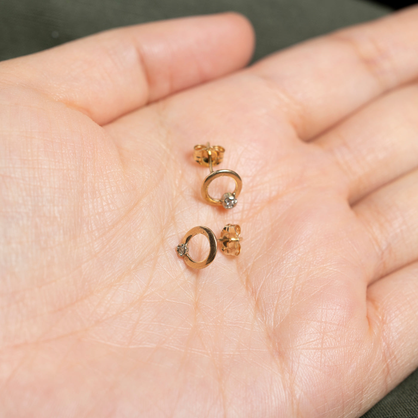 Boucles d'oreilles puces en or 10 carats serties de diamants (cercle ouvert) | 0,02 ct au total