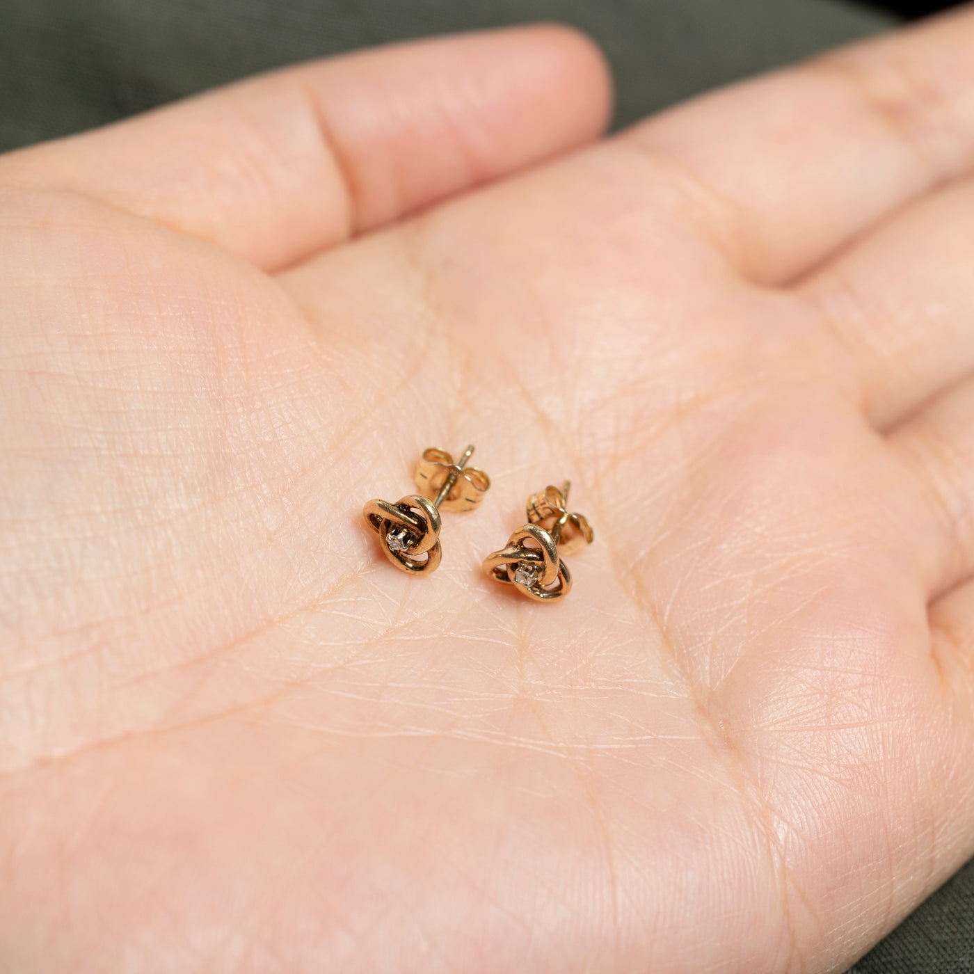 Boucles d'oreilles puces nœud en or 14 carats serties de diamants | 0,02 ct au total