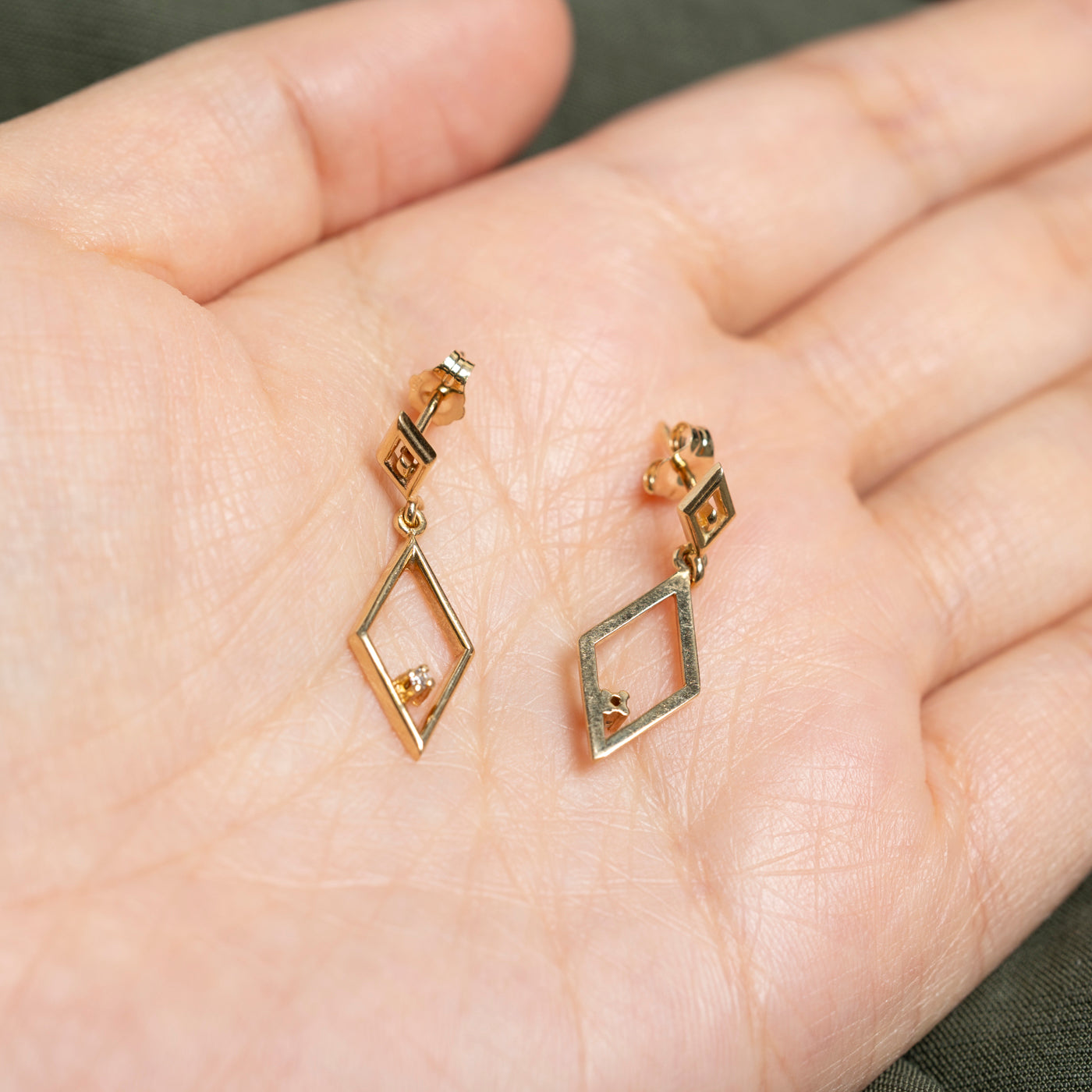 Boucles d'oreilles pendantes en or 14 carats serties de diamants en forme de losange | 0,02 ct au total