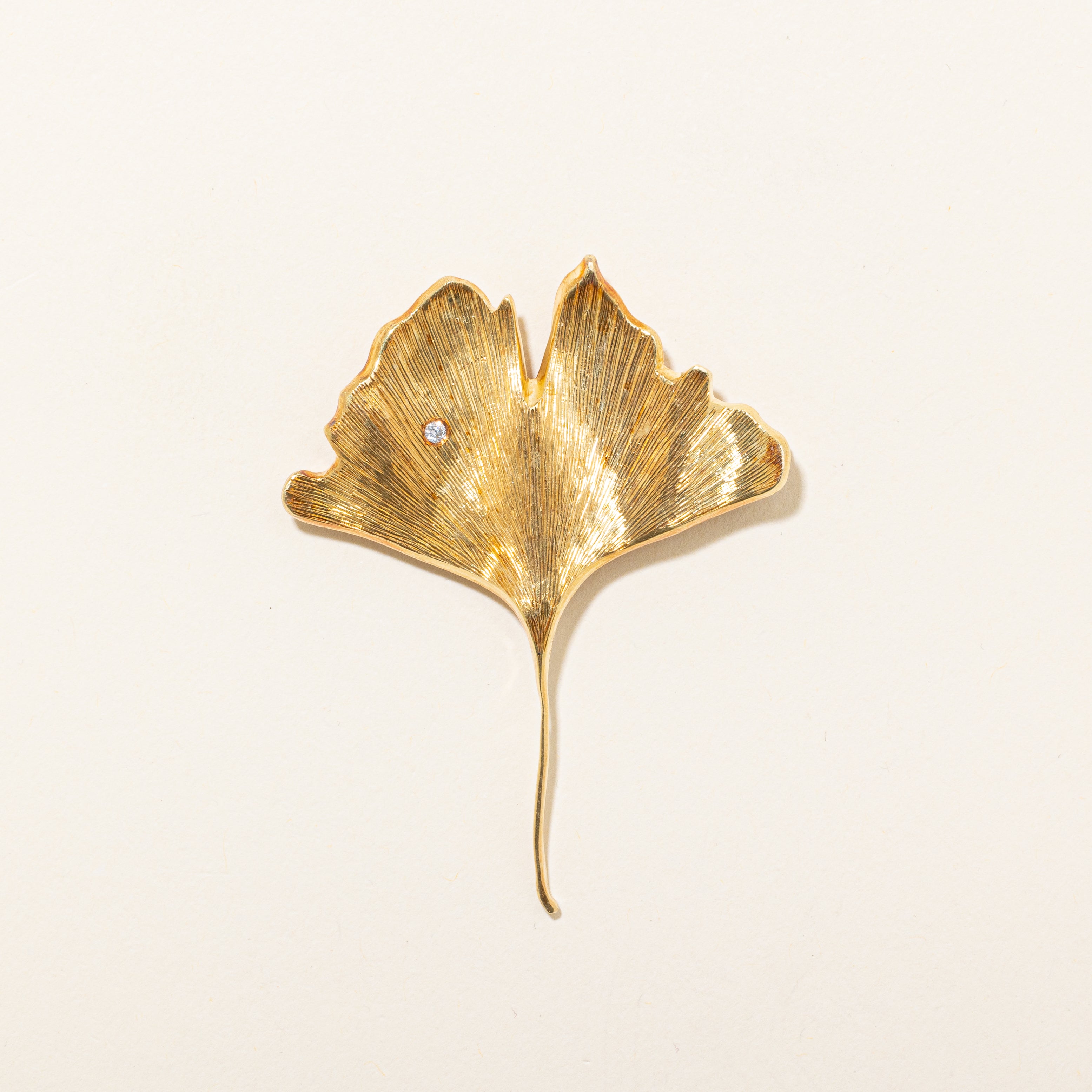 Broche pendentif feuille de ginkgo en diamant | 0,04 ct |