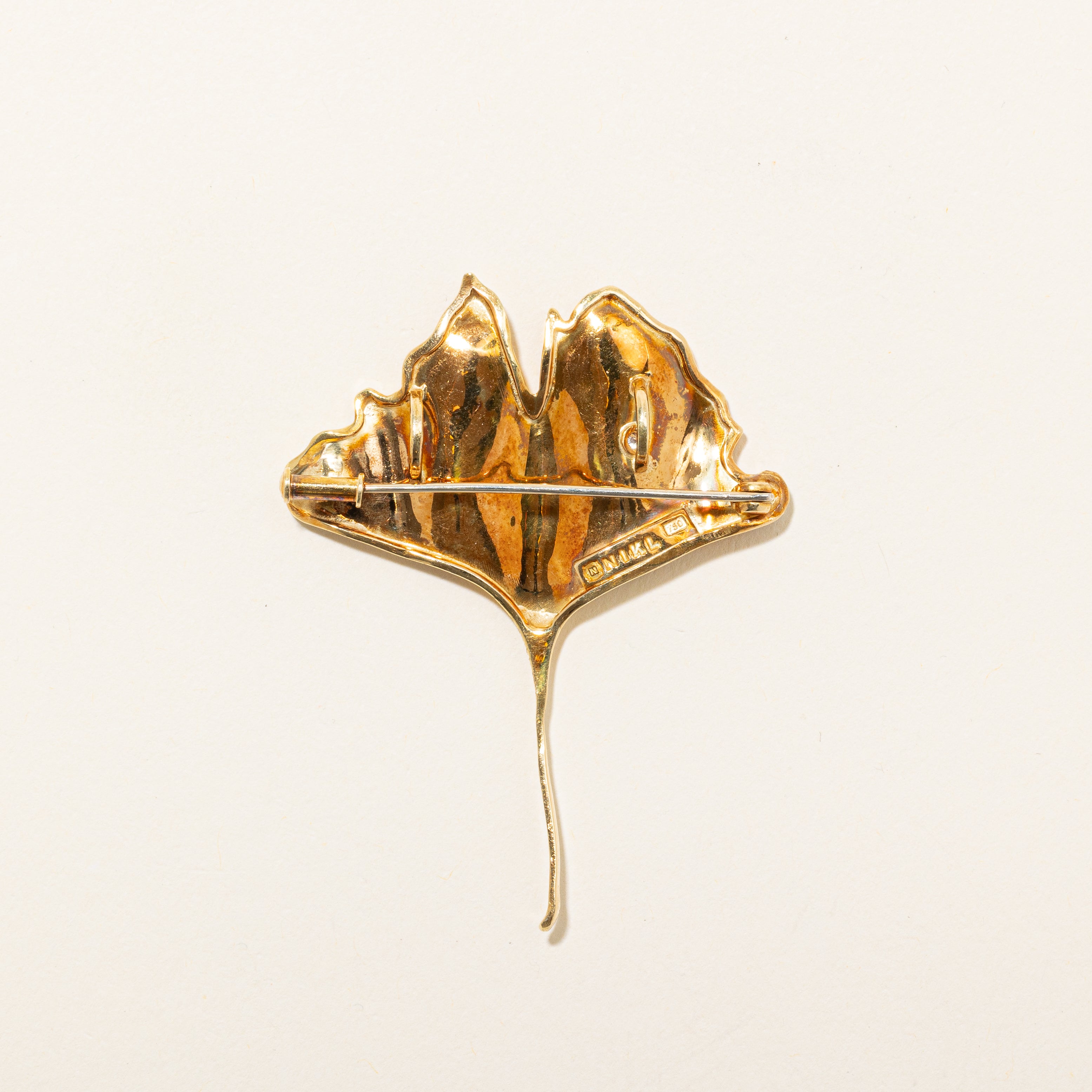 Broche pendentif feuille de ginkgo en diamant | 0,04 ct |