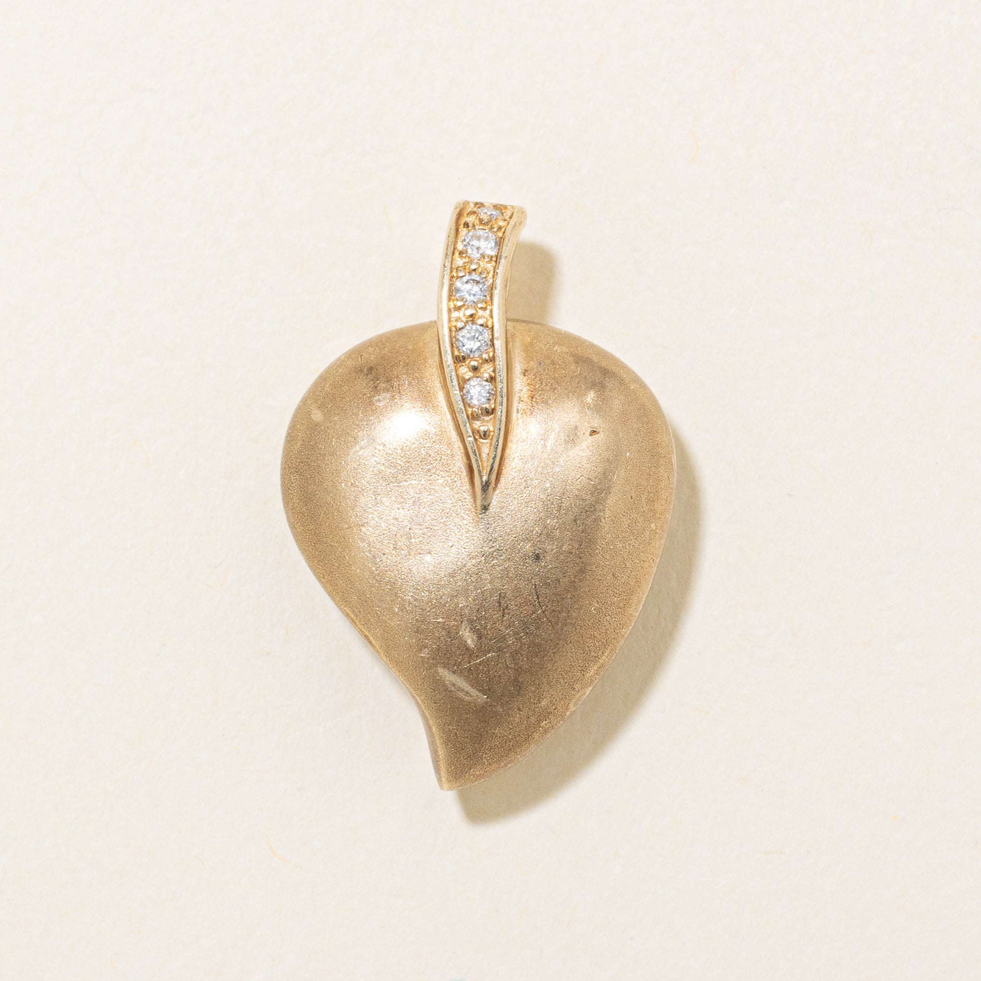 Pendentif funéraire en forme de cœur mat serti de diamants | 0,05 ct |