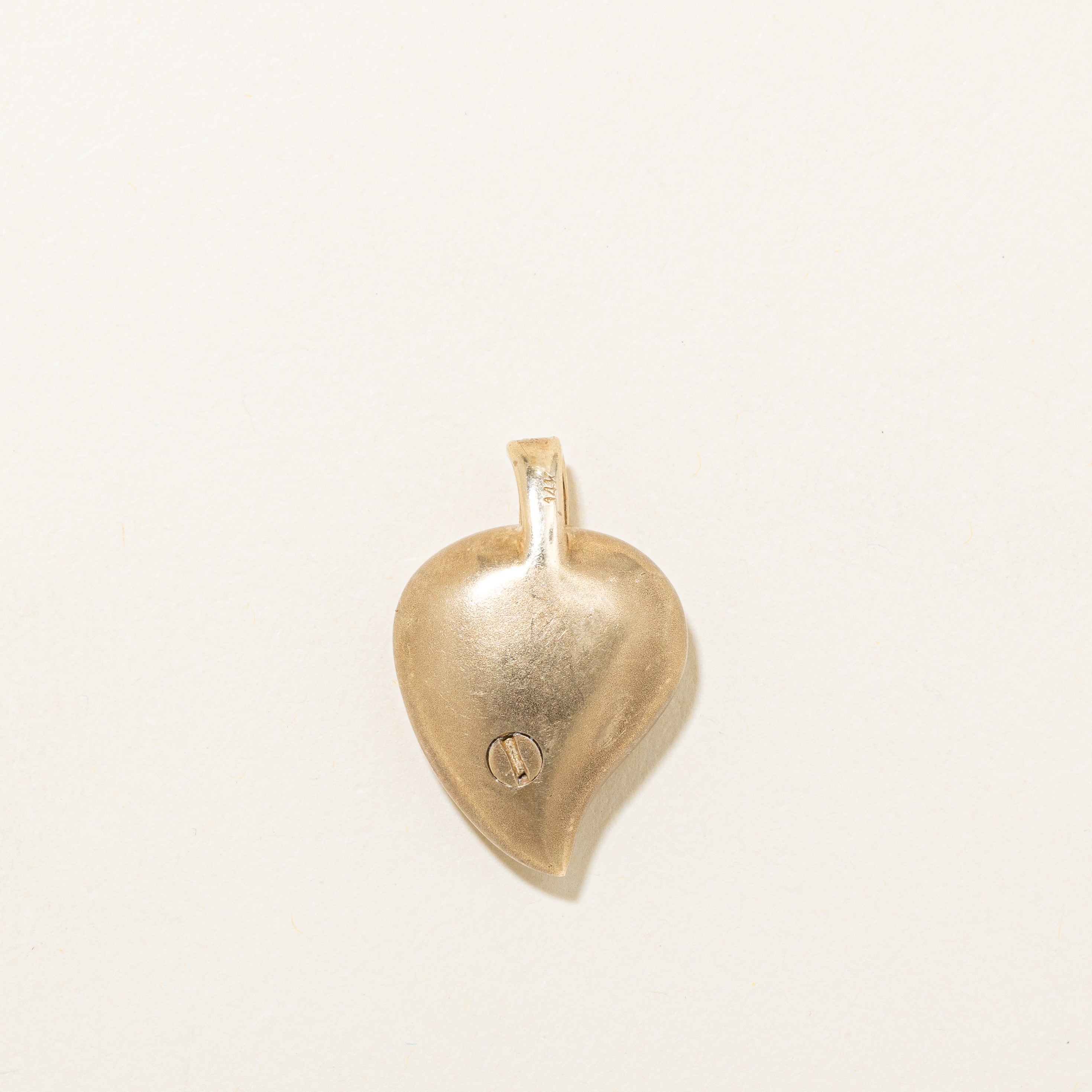 Pendentif funéraire en forme de cœur mat serti de diamants | 0,05 ct |