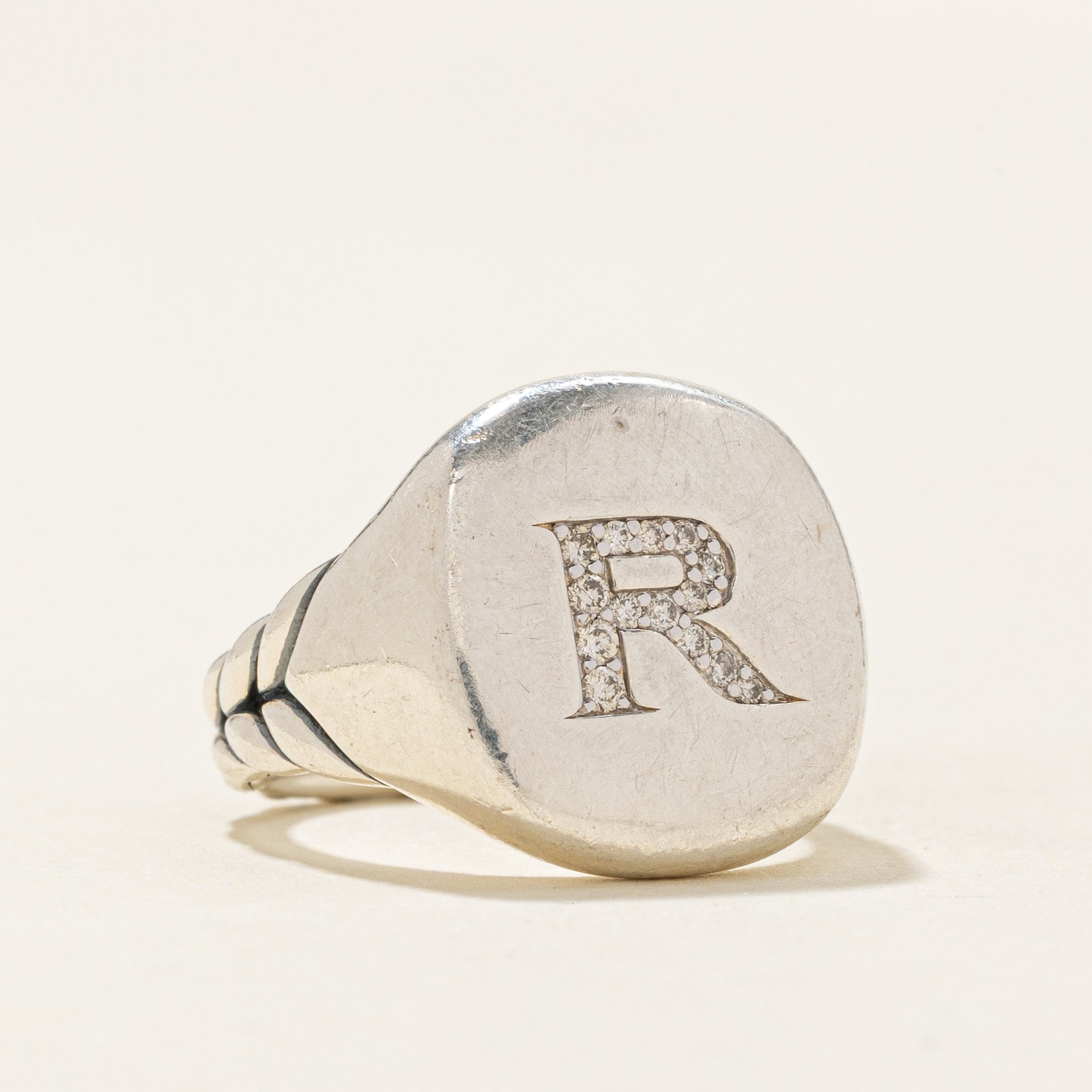 Bague chevalière David Yurman avec initiale « R » en diamant | 0,07 ct | Taille 2,5 |