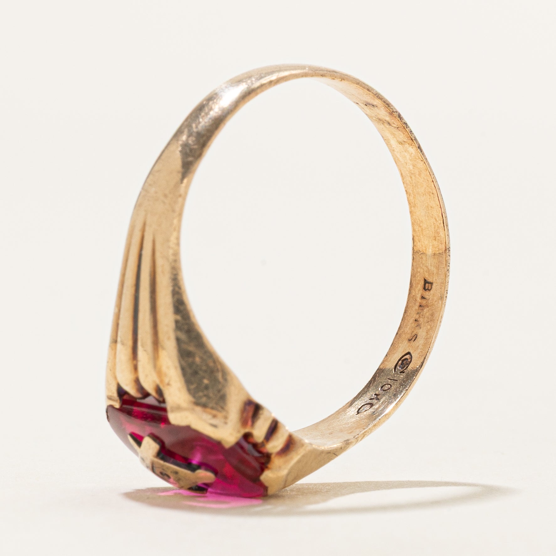 Bague chevalière franc-maçonne en rubis synthétique « Birks » | 1,95 ct | Taille 11,25 |