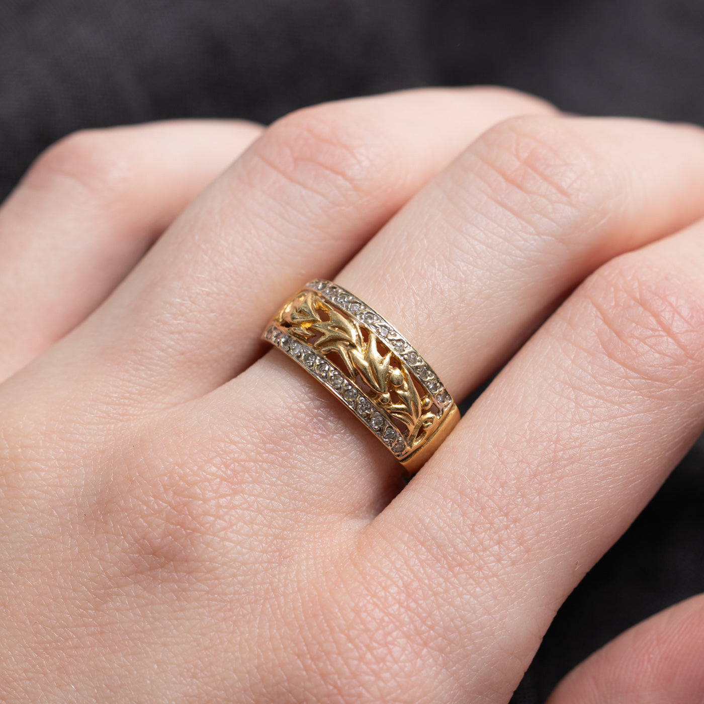 18k Diamond Edged Leaf Design Band | SZ 7.0 |