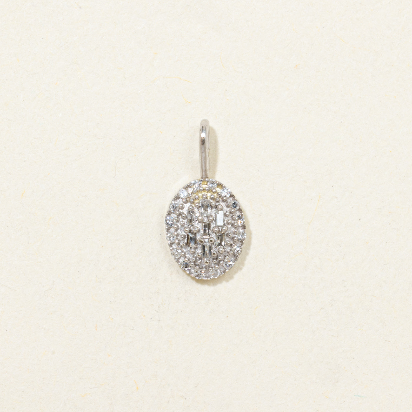 Pendentif ovale serti de pavés