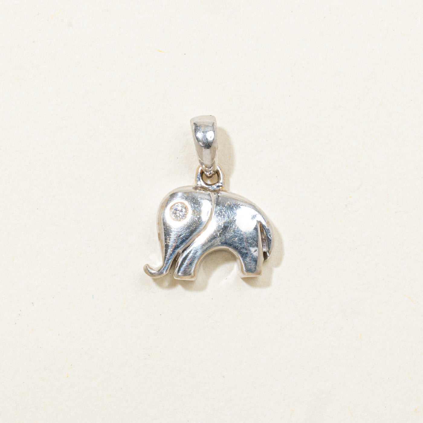 Pendentif éléphant serti de diamants
