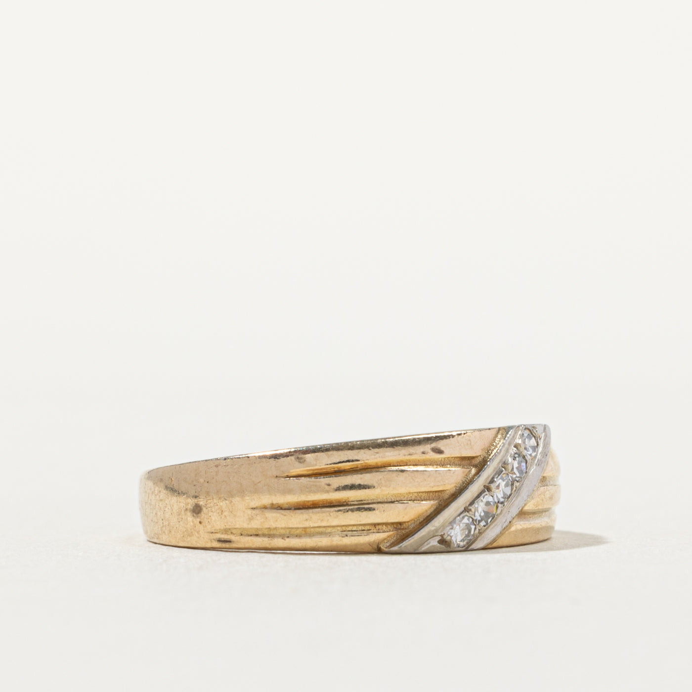 10k Diagonal Diamond Row Grooved Band | SZ 5.75