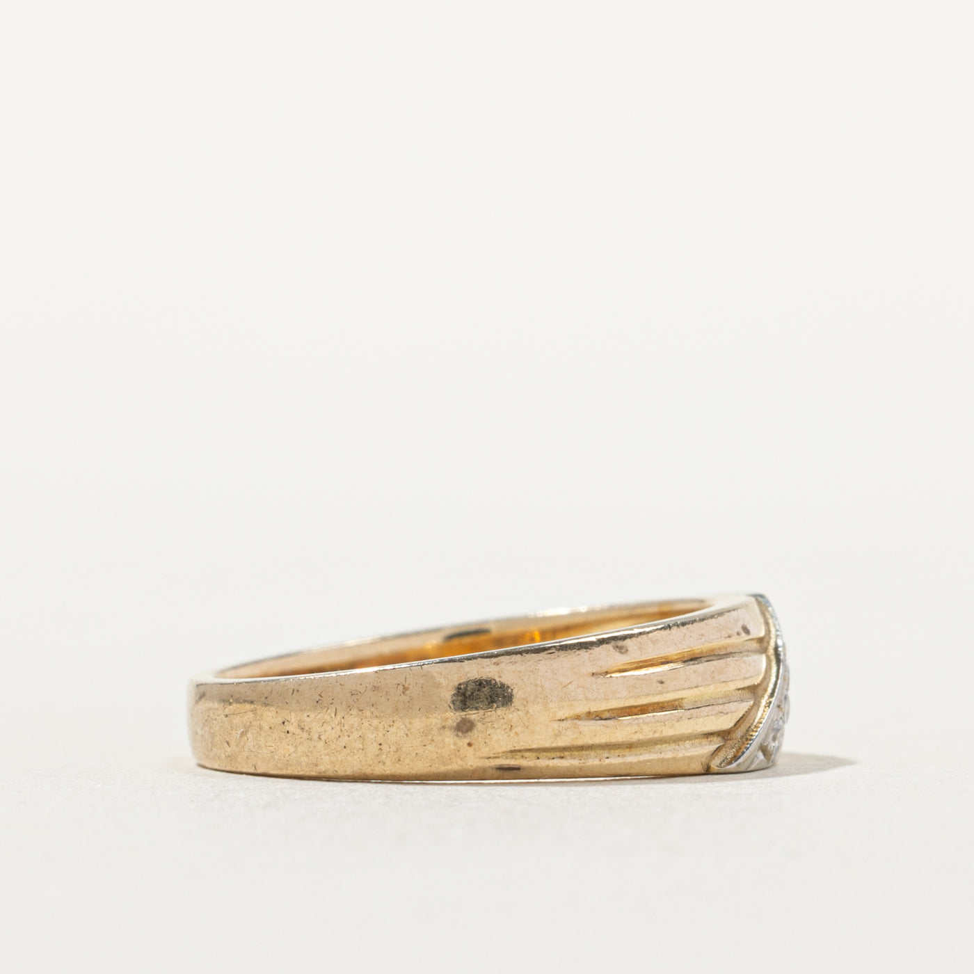 10k Diagonal Diamond Row Grooved Band | SZ 5.75