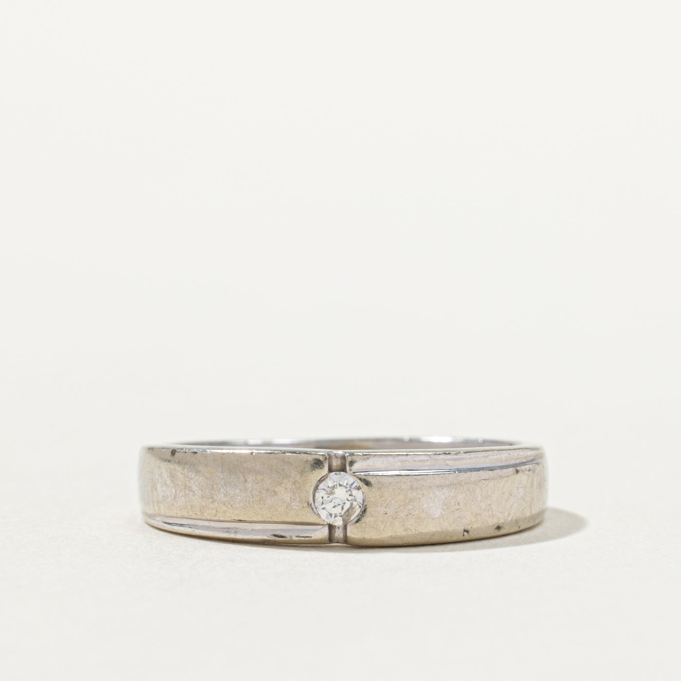 10k Round Brilliant Cut Diamond Grooved Band | SZ 5.25