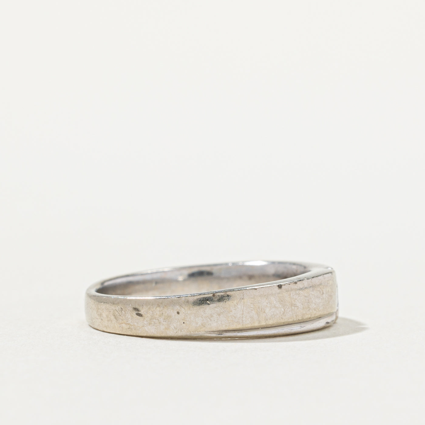 10k Round Brilliant Cut Diamond Grooved Band | SZ 5.25