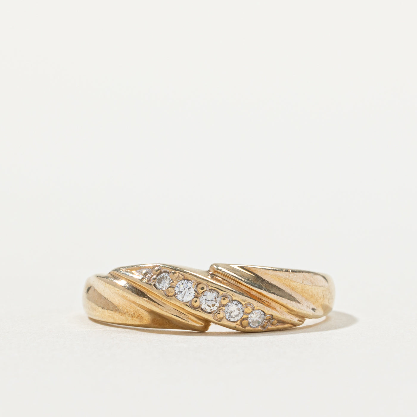 10k Diagonal Set Diamond Grooved Band | SZ 5.5