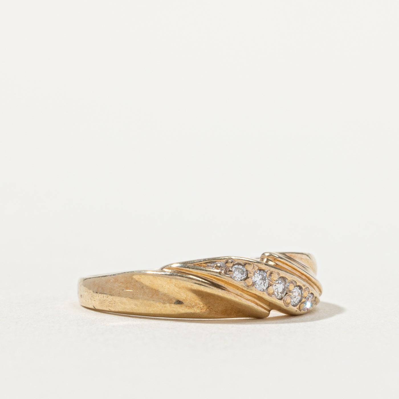 10k Diagonal Set Diamond Grooved Band | SZ 5.5
