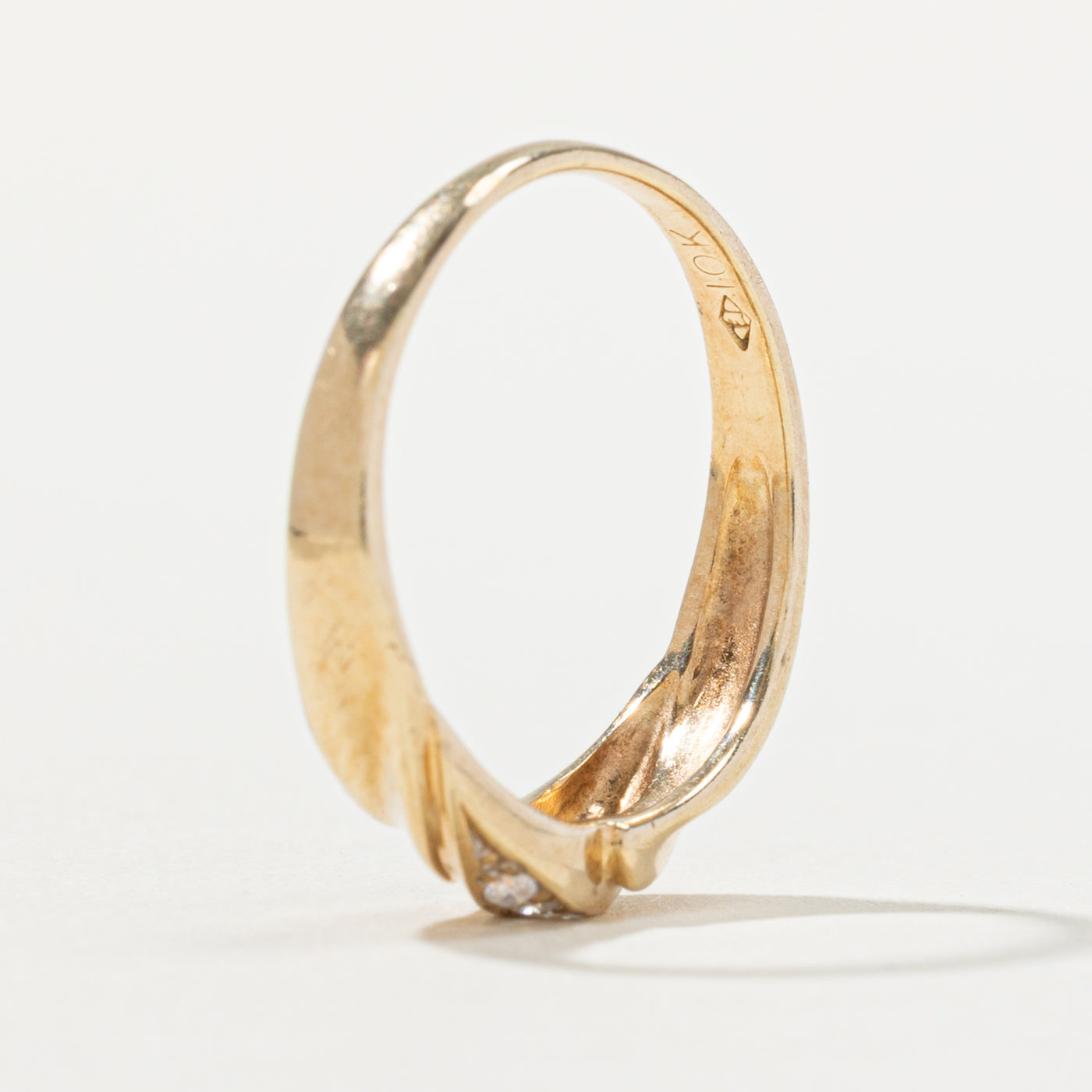 10k Diagonal Set Diamond Grooved Band | SZ 5.5