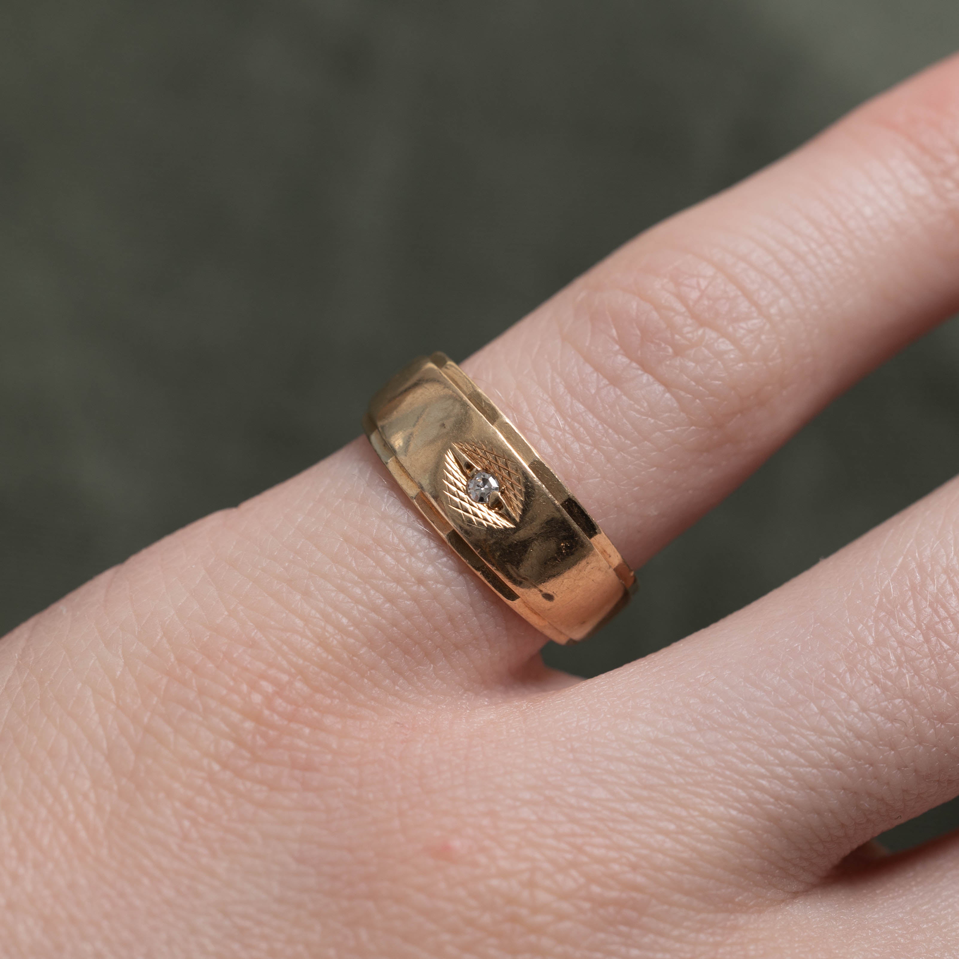 10k Single Diamond Textured Band | SZ 4.75