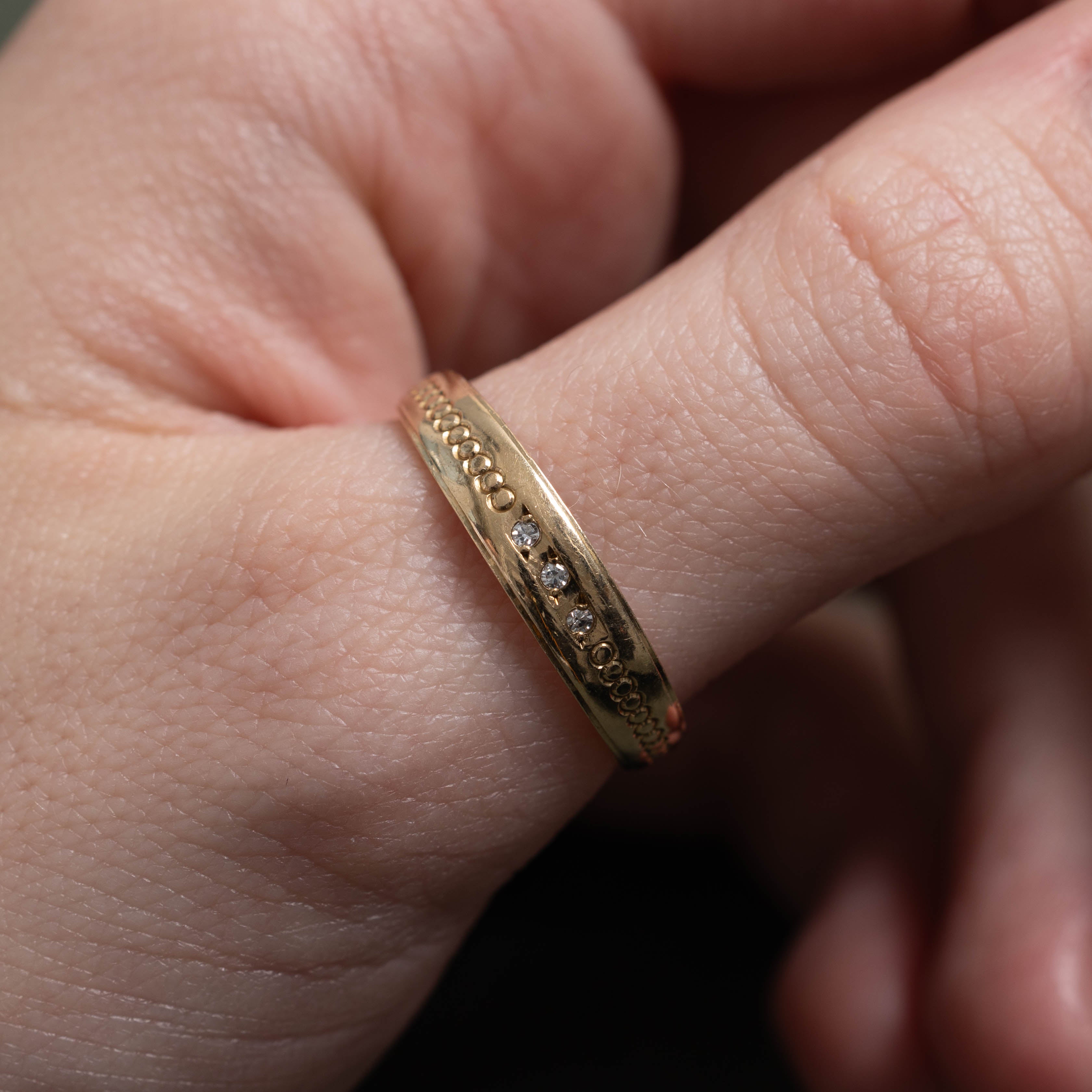 10k Three Stone Diamond Textured Band | SZ 10