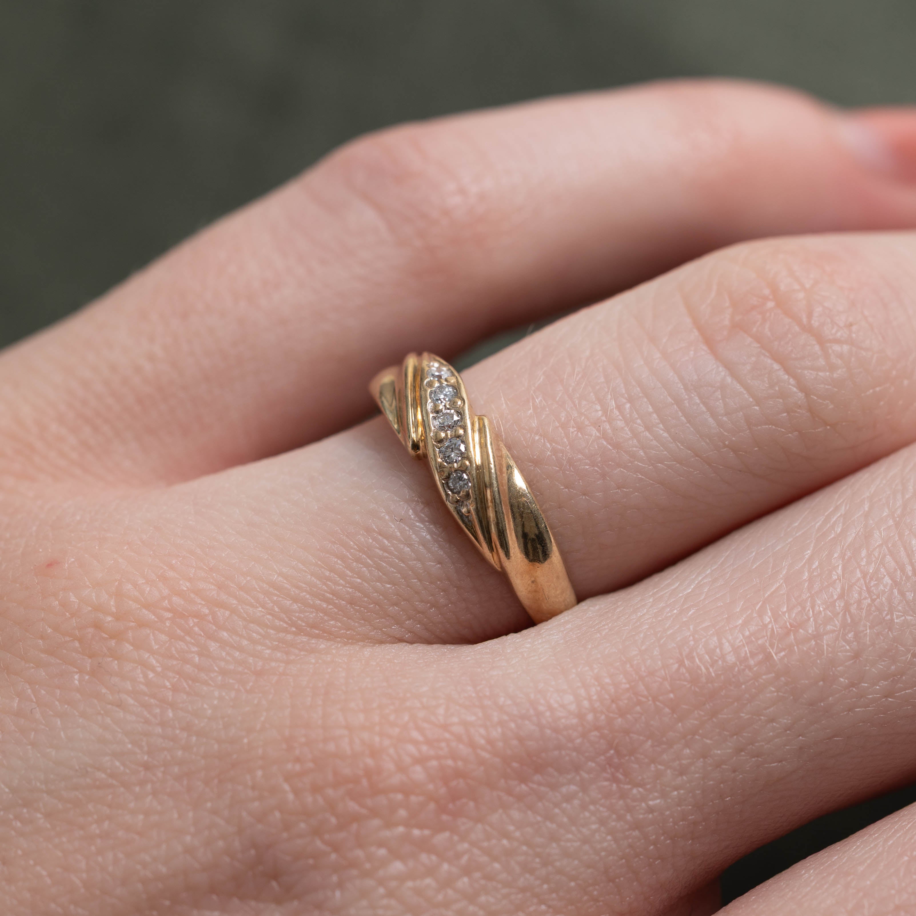 10k Diagonal Set Diamond Grooved Band | SZ 5.5