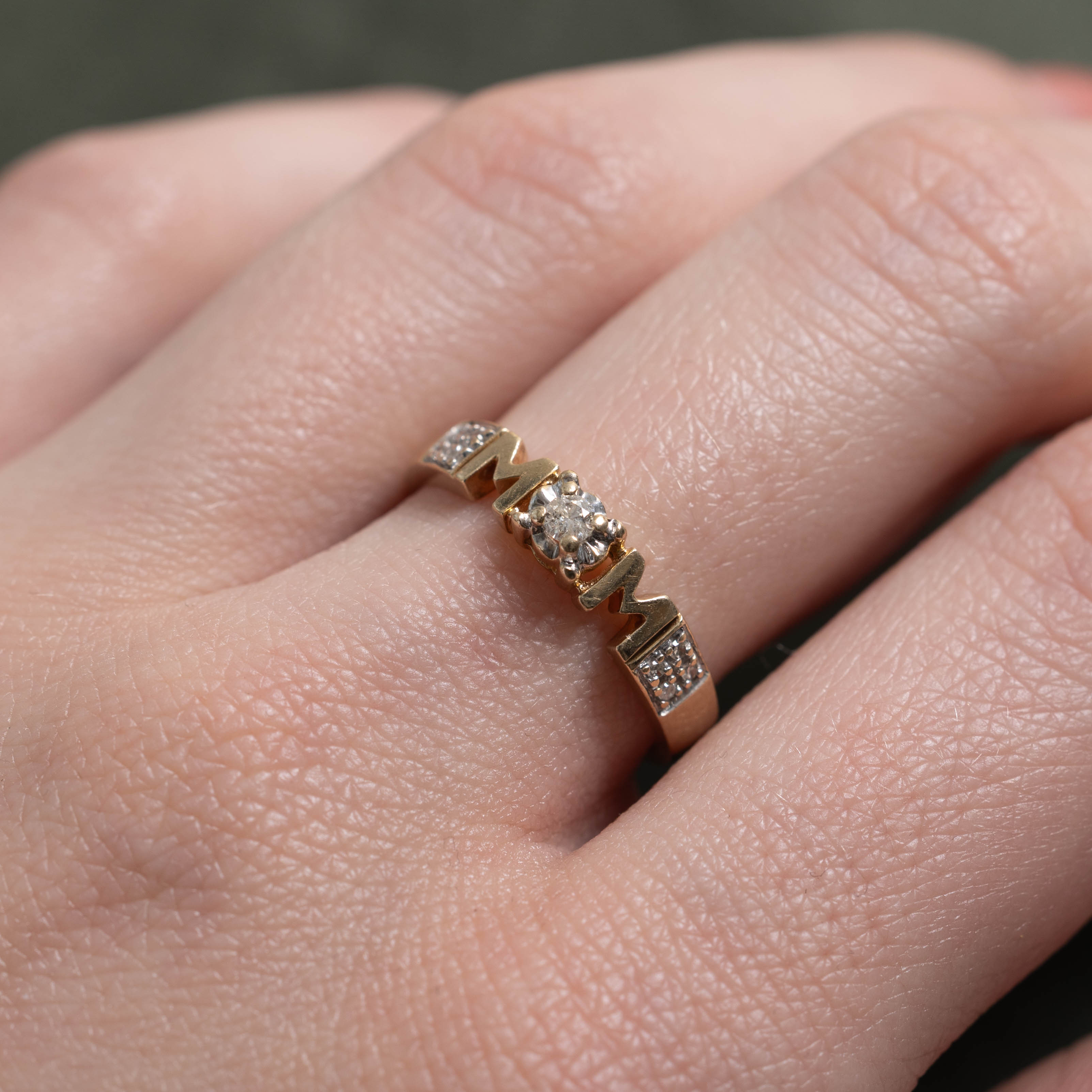 10k Illusion Set Diamond "MOM" Ring | SZ 6.25