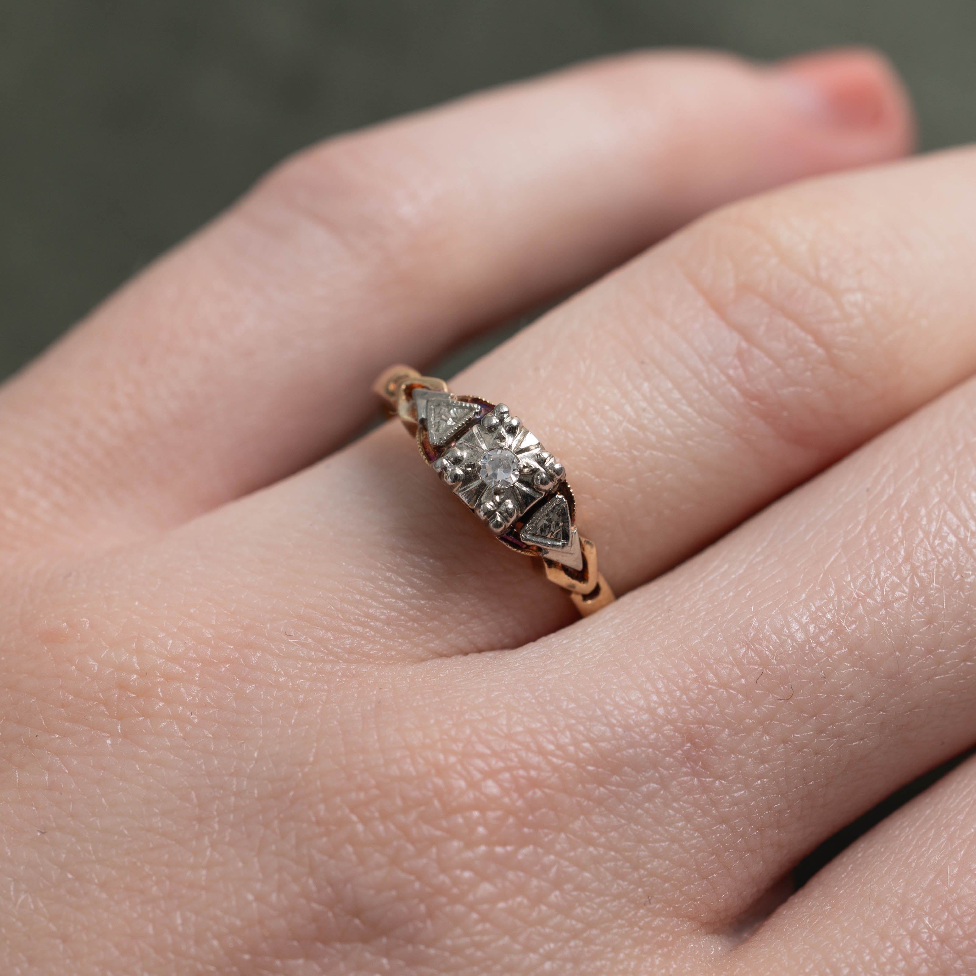 14k Illusion Set Diamond Textured Ring | SZ 5.75