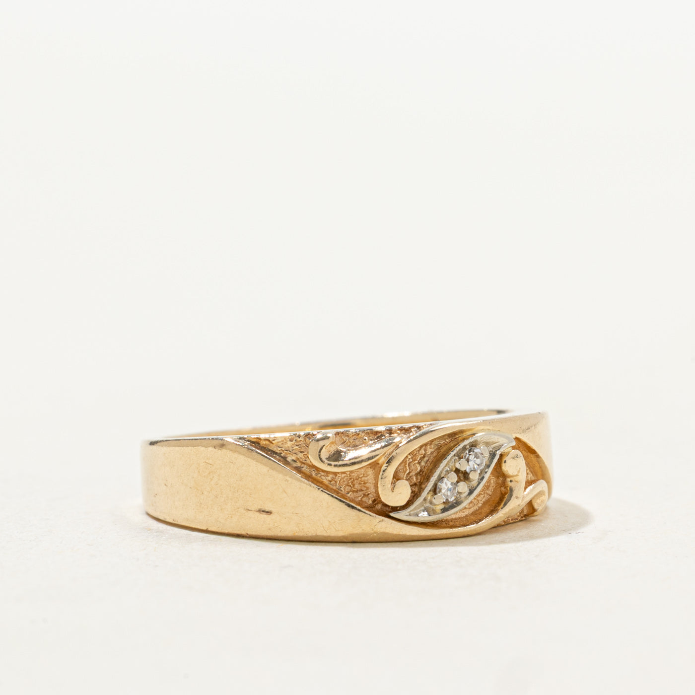 14k Diamond Scrollwork Embossed Band | SZ 6.5