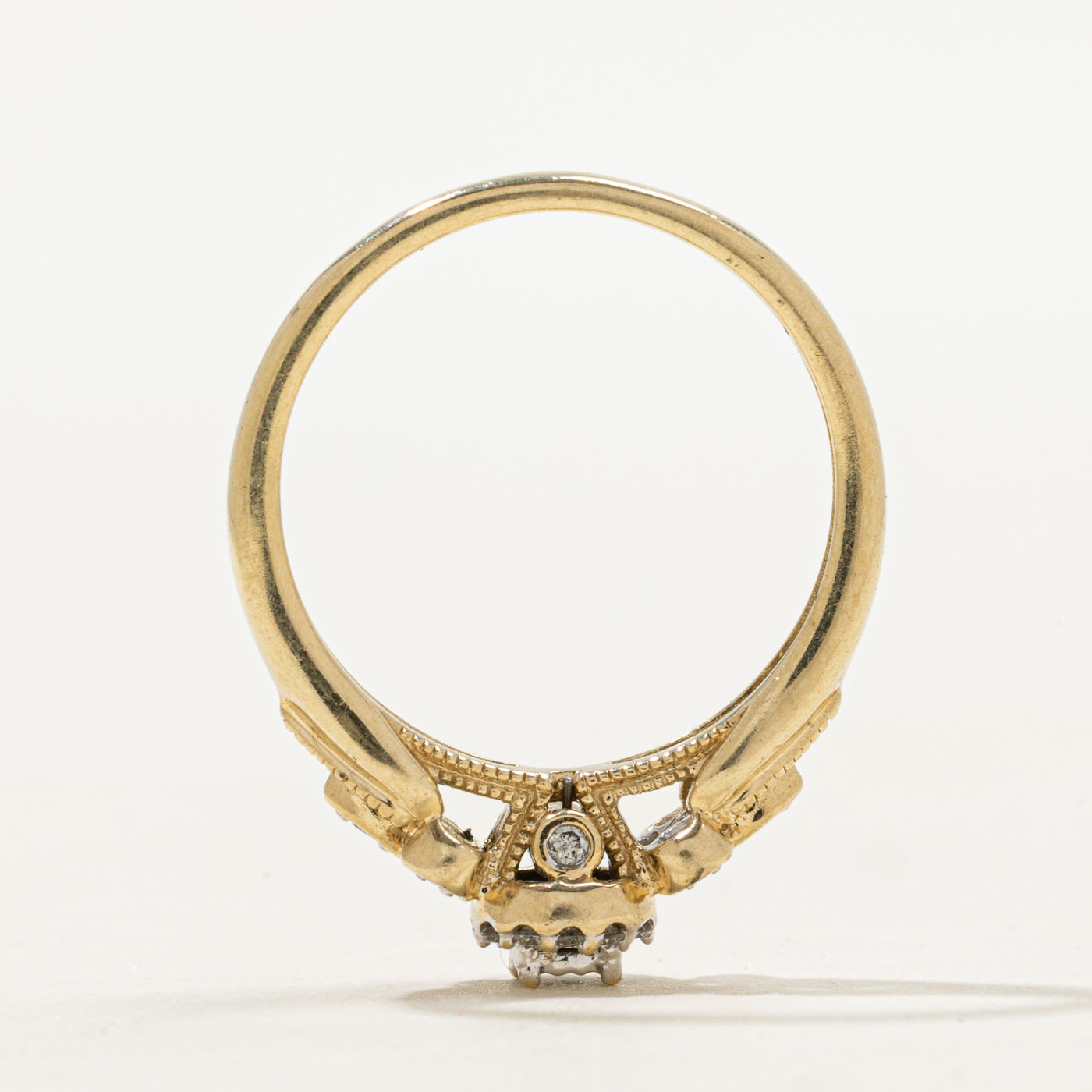 Bague ornée d'un halo de diamants serti illusion et d'un saphir caché | Taille 6.0