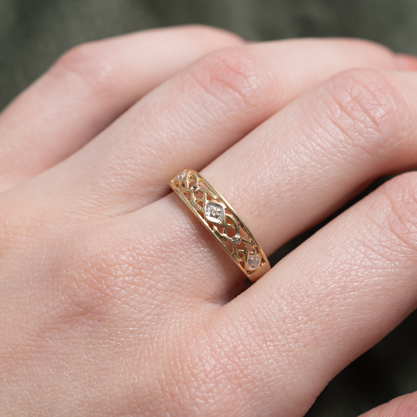 Bague tissée en or 10 carats sertie de trois diamants | Taille 6,75