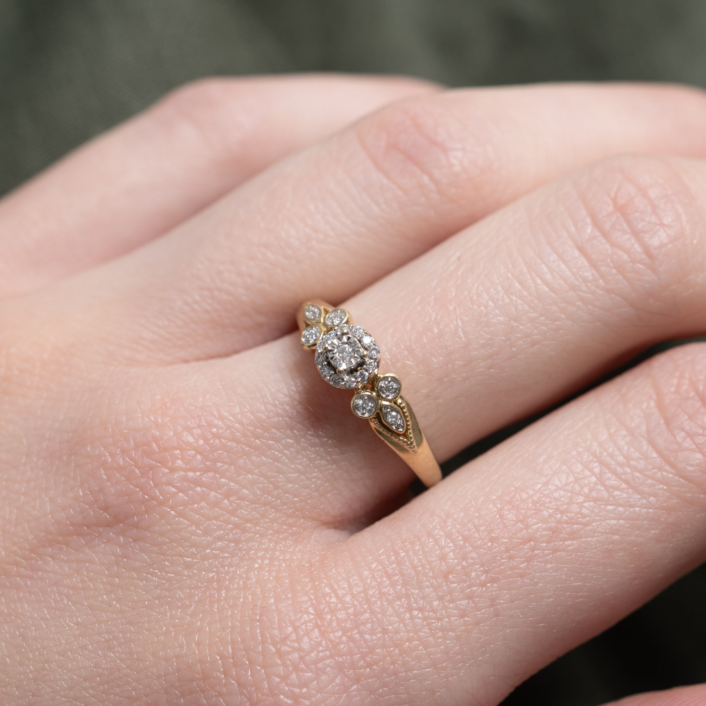 Bague ornée d'un halo de diamants serti illusion et d'un saphir caché | Taille 6.0