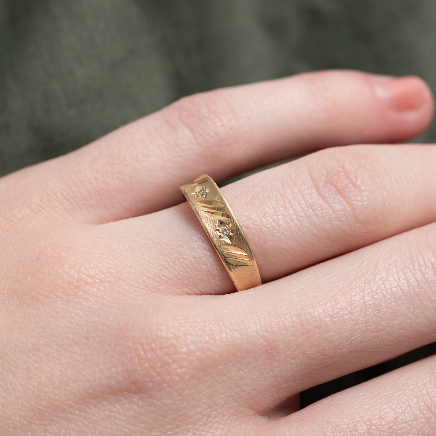 Bague texturée sertie de deux diamants en forme d'étoile | Taille 5,75